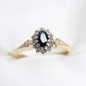 Złoty Pierścionek 9K (p.375) z Szafirem i Diamencikami, r.11,5