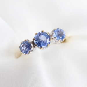 Złoty Pierścionek 9K (p.375) z Trzema Błękitnymi Szafirami, r. 18