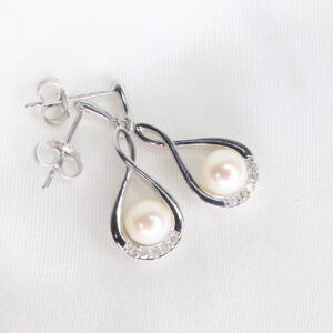 Kolczyki z Białego Złota 9K (p.375) z Perłami Hodowlanymi i Diamencikami