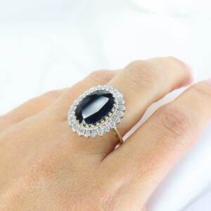 Złoty Pierścień 9K (p.375) z Dużym Szafirem i Diamencikami, r. 11,5