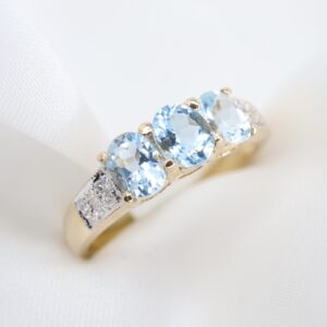 Złoty Pierścionek 9K (p.375) z Akwamarynami i Diamentami, r. 18