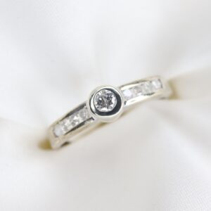 Złoty Pierścionek 9K (p.375) Białe Złoto z Diamentami, r. 15,5