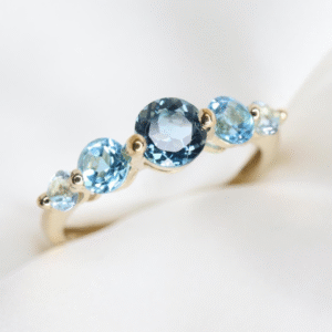 Złoty Pierścionek 9K z Wielobarwnymi Niebieskimi Topazami, r.18