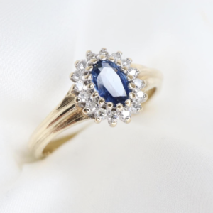 Złoty Pierścionek 9K (p.375) z Szafirem i Diamentami, r. 14,5