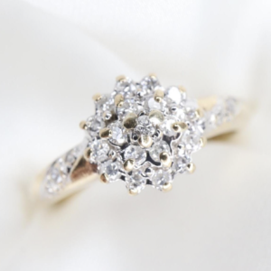 Złoty Pierścionek 9K (p.375) z Diamencikami, r. 13