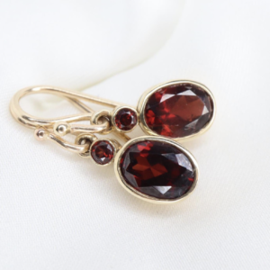 Złote Wiszące Kolczyki 9K (p.375) z Granatami