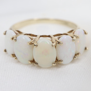 Złoty Pierścionek Vintage 9K (p.375) z Pięcioma Opalami – Rozmiar EU 16