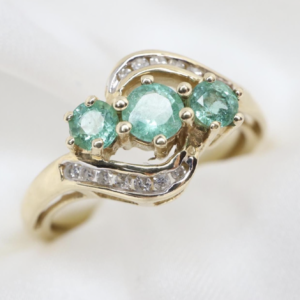 Złoty Pierścionek 9K (p.375) ze Szmaragdami i Diamentami, r. 13