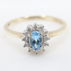 Złoty Pierścionek 9K (p.375) z Błękitnym Topazem i Diamentami, r. 14