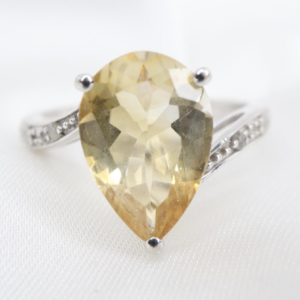 Pierścionek z białego złota 10 ct z cytrynem w szlifie gruszki i diamentami – rozmiar EU 9,5