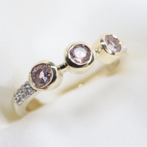 Złoty Pierścionek 9K z Trzema Ametystami i Spinelami, rozmiar 12