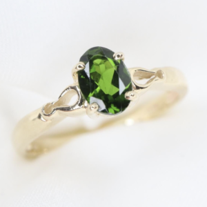 Złoty Pierścionek z Chromodiopzydem 0,65 ct – Złoto 9 ct, r. 18