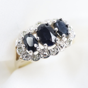 Złoty Pierścionek z 3 Szafirami i Diamentami – Złoto 9K (375), r. 17,5