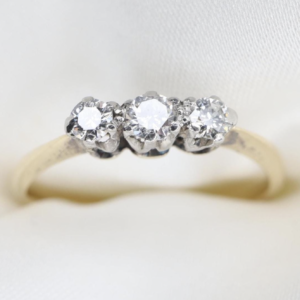 Złoty Pierścionek 18K (750) z Trzema Diamentami, r. 9,5