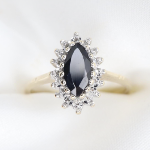 Złoty Pierścionek 9K (375) z Szafirem i Diamencikami, r. 11,5