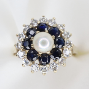 Złoty Pierścionek 9K (375) z Perłą, Szafirami i Cyrkoniami, r. 17