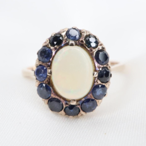 Złoty Pierścionek 9K (375) z Opalem i Szafirami, r. 11,5