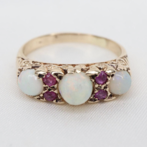 Złoty Pierścionek 9K (375) Rzeźbiony z Opalami i Rubinami, r. 17