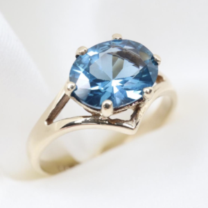 Złoty Pierścionek 9K (375) z Topazem Londyńskim Syntetycznym , r. 13,5