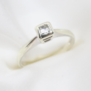 Pierścionek Białe Złoto 9K (375) z Diamencikiem, r. 9.5