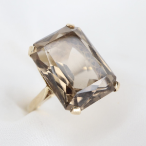 Zachwycający Pierścionek z żółtego złota 9 ct z Kwarcem Dymnym – 1975 rok, r. 11,5